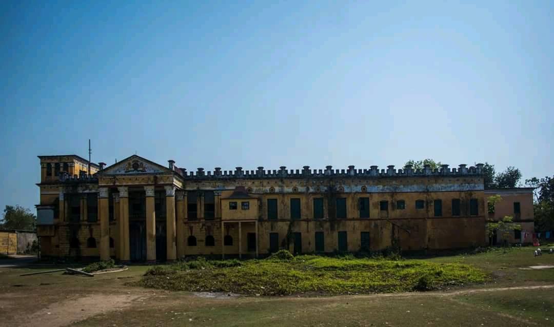 কাশিমবাজার রাজবাড়ি (মুর্শিদাবাদ): এক কালের জাঁকজমকপূর্ণ এই কাশিমবাজার রাজবাড়ি আজ তার অতীত জৌলুসের ছায়া মাত্র। এর পরিচিতি মূলত রাজ পরিবারের অভ্যন্তরীণ ষড়যন্ত্র ও মর্মান্তিক মৃত্যুর কাহিনি ঘিরে। প্রচলিত কাহিনি অনুযায়ী, রাজবাড়ির এক রানিকে ব্রিটিশ আমলে অত্যাচার করে হত্যা করা হয়েছিল। স্থানীয়দের বিশ্বাস, সেই রানির অতৃপ্ত আত্মা আজও এই পুরনো প্রাসাদের অলিন্দে ঘুরে বেড়ায়! সন্ধ্যার পর সেখান থেকে নাকি ভেসে আসে নারীকণ্ঠে গোঙানির শব্দ!