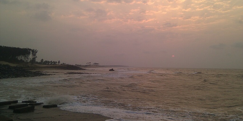 দিঘার পুরোনো সি বিচ বাংলোর ধ্বংসাবশেষ: দিঘা একটি জনপ্রিয় পর্যটনকেন্দ্র হলেও সমুদ্র সৈকতের কাছাকাছি কিছু পুরনো ও পরিত্যক্ত বাংলোর ধ্বংসাবশেষ রয়েছে, যা স্থানীয়দের কাছে ভুতুড়ে বলে পরিচিত! দাবি করা হয়, এই বাংলোগুলির প্রাক্তন মালিকের আত্মা নাকি আজও এখানে ঘুরে বেড়ায়! অনেকেই নাকি রাতে এই ধ্বংসাবশেষের আশপাশে অস্পষ্ট কণ্ঠস্বর বা ছায়ামূর্তি দেখতে পাওয়ার দাবি করেছেন! এটি দিঘার মনোরম সৈকতের বিপ্রতীপে এক অন্য রকম ভয়ের পরিবেশ তৈরি করে। (প্রতীকী ছবি)