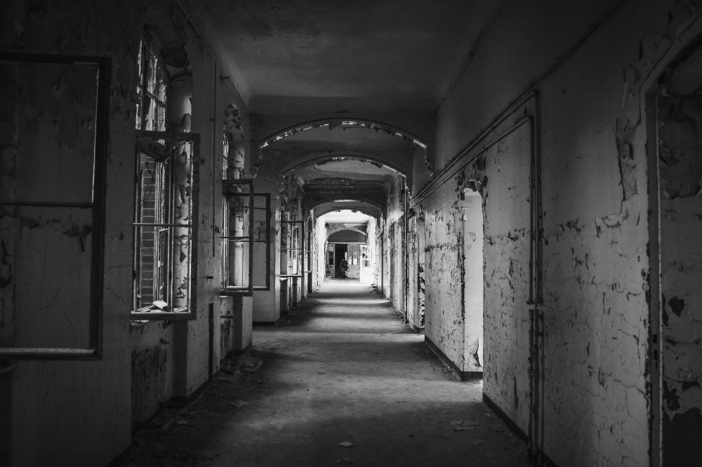 আপনি কি অ্যাডভেঞ্চারপ্রেমী? পশ্চিমবঙ্গের এই কম আলোচিত ভুতুড়ে স্থানগুলি রহস্যপ্রেমী এবং 'প্যারানরমাল ইনভেস্টিগেটর'দের জন্য নতুন অভিজ্ঞতা অর্জনের দরজা খুলে দেয়। আপনিও যদি অ্যাডভেঞ্চার ভালবাসেন এবং গা ছমছমে অভিজ্ঞতা পেতে চান, তা হলে এই স্থানগুলি ঘুরে আসতেই পারেন। তবে মনে রাখবেন - স্থানীয়দের সাবধানবাণী মেনে চলবেন এবং সব ধরনের নিরাপত্তা নিশ্চিত করে তবেই নির্জন স্থানে যাবেন।  (এই প্রতিবেদনটি ‘আনন্দ উৎসব’ ফিচারের একটি অংশ)।