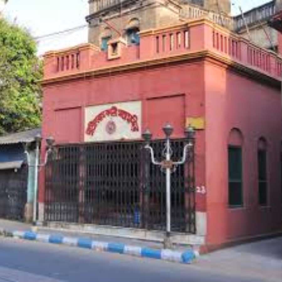 প্রায় ২৭০ বছরের পুরোনো এই ব্যোম কালী মন্দির এক কালে ছিল জঙ্গলে ঘেরা সুতানুটি গ্রামের অংশ, যেখানে ডাকাতদের উপদ্রব ছিল নিত্যসঙ্গী।