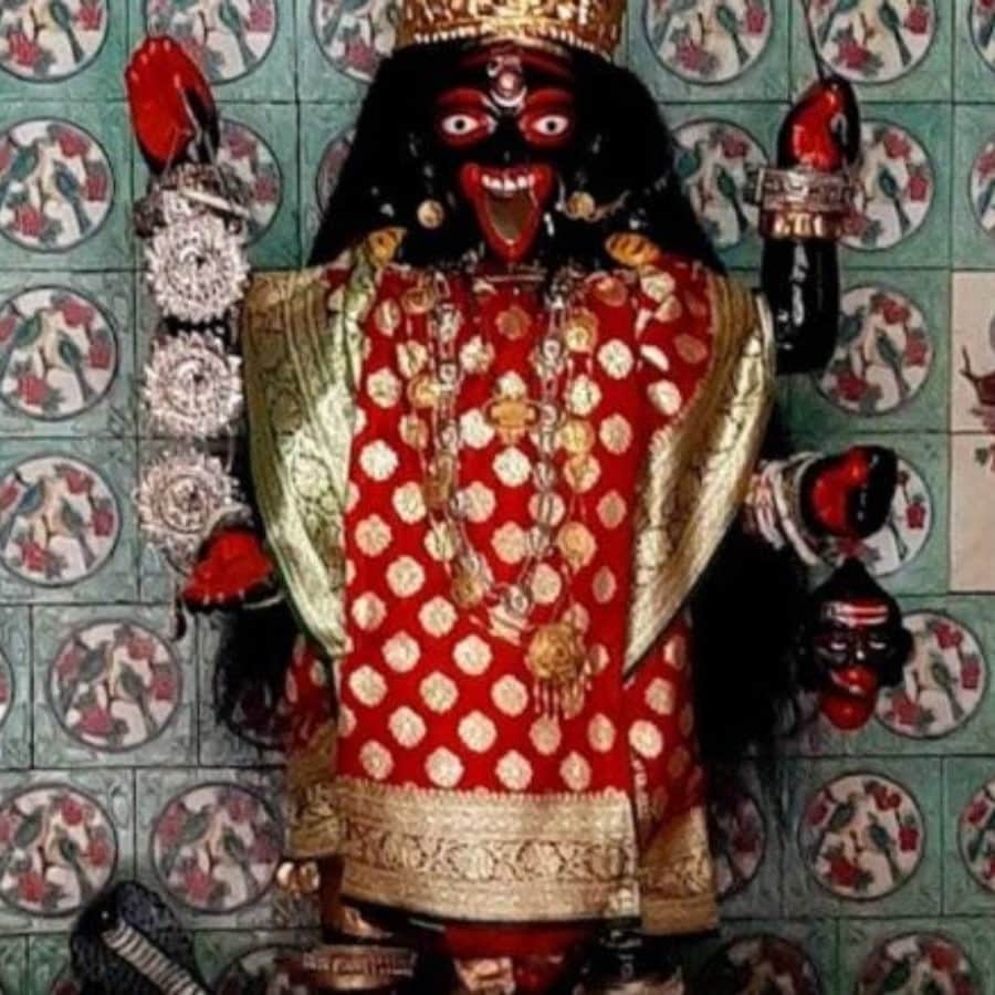 লোকমুখে শোনা যায়, ডাকাত দল এই মায়ের পুজো না দিয়ে ডাকাতিতে বের হত না। এক কঠিন, রুদ্র রূপের প্রতি তাদের সেই অদ্ভুত নির্ভরতা মন্দিরের প্রাচীন ইতিহাসে এক রোমাঞ্চকর মানবিক স্পর্শ যোগ করে।