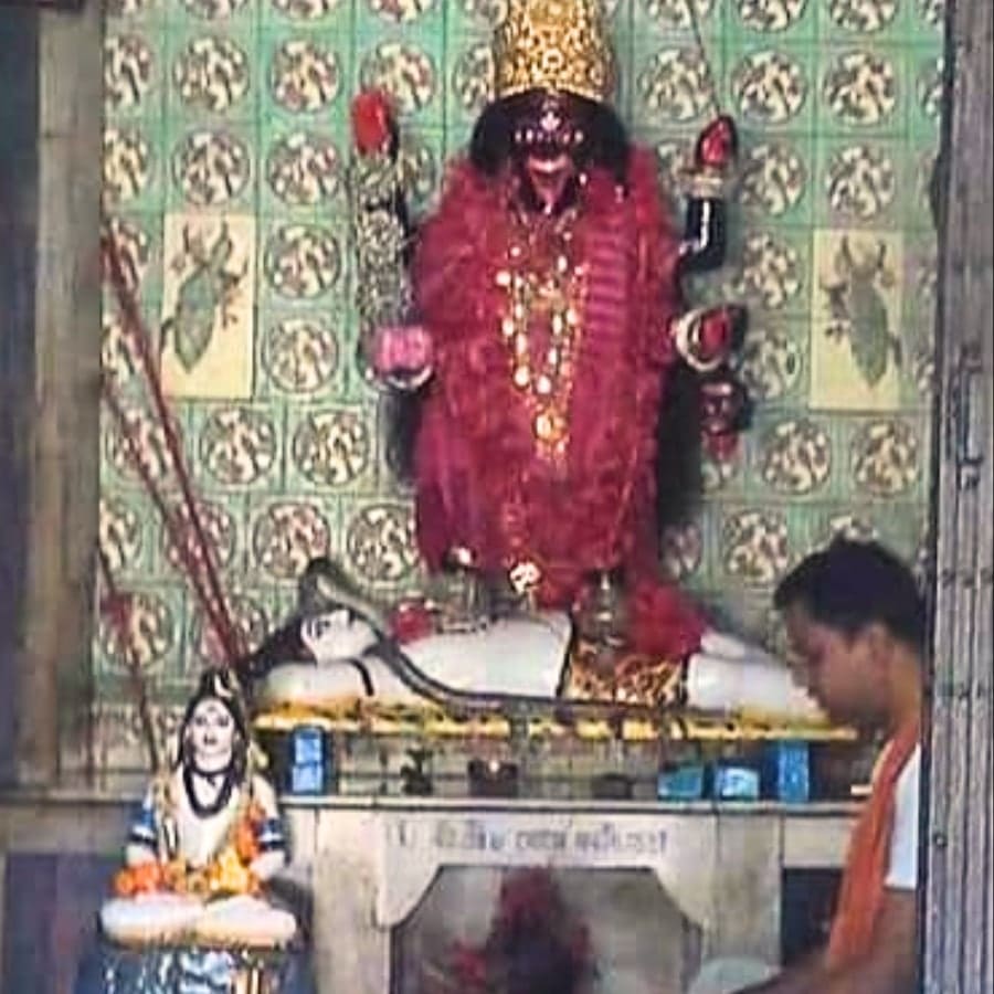 সেই তন্ত্রসাধকের প্রতিষ্ঠিত পঞ্চমুণ্ডের আসনে ঘটটি আজও পুজো করা হয়। পরবর্তীকালে সাধক প্যালারামই মায়ের মৃন্ময়ী বিগ্রহ প্রতিষ্ঠা করেন। দেবী উত্তরাস্যা, মুক্তকেশী, যার পদতলে দেবাদিদেব মহাদেব শায়িত। আদপে ইনি সিদ্ধেশ্বরী।