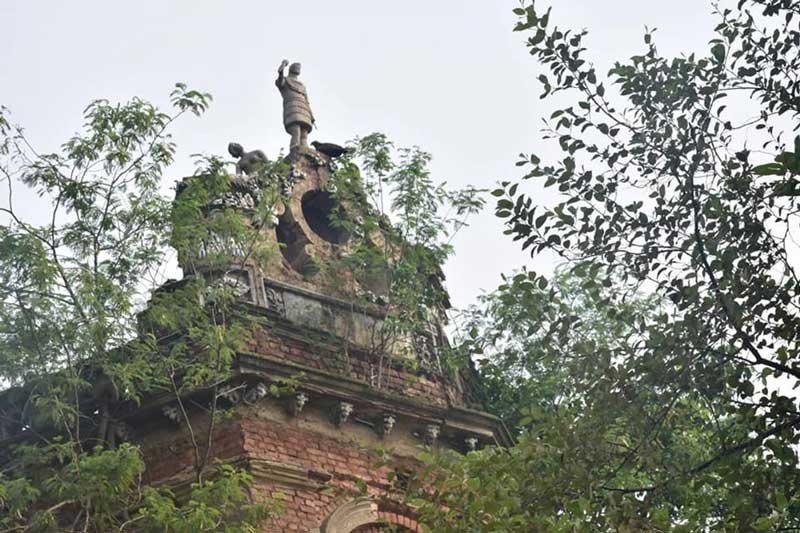 নাম রহস্য: এই বাড়িটির 'পুতুল বাড়ি' নামকরণ নিয়ে দু'টি প্রধান ধারণা প্রচলিত। প্রথমত - এর স্থাপত্যশৈলী: বাড়িটির ছাদে এবং বাইরের দেওয়ালে গ্রিক ও রোমান দেবদেবীর মতো দেখতে ছোট ছোট মূর্তি বা স্ট্যাচু খোদাই করা আছে। দূর থেকে এই মূর্তিগুলিকে পুতুলের মতো দেখায়! দ্বিতীয় - পুতুল-কন্যা: অন্য একটি লোককথা অনুসারে, এক ধনীর কন্যার পুতুল-প্রীতি ছিল চরম। তার পুতুলের সংগ্রহে বাড়ির ঘর ভরে যেত। এই কন্যার নাম থেকেই বাড়িটির নাম 'পুতুল বাড়ি'!