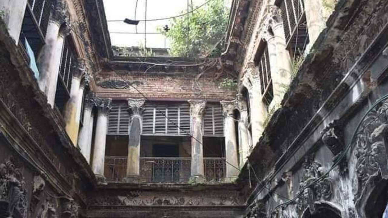 মর্মান্তিক মৃত্যু - পুতুল-কন্যার কাহিনি: পুতুল-কন্যার কাহিনিই এই বাড়ির ভৌতিক (কু)খ্যাতির অন্যতম প্রধান কারণ। কথিত, বাড়িটির মালিকের কন্যার পুতুলের প্রতি অস্বাভাবিক আকর্ষণ ছিল। রহস্যজনকভাবে অল্প বয়সেই তার মৃত্যু হয়। মেয়ের শোকে বাবা তার সমস্ত পুতুলগুলি এই বাড়িতে তালাবন্ধ করে রেখে দেন। বিশ্বাস করা হয়, সেই অতৃপ্ত আত্মার সঙ্গে তার পুতুলগুলিও এই বাড়িতে রয়ে গিয়েছে এবং রাতে তারা জীবন্ত হয়ে ওঠে!