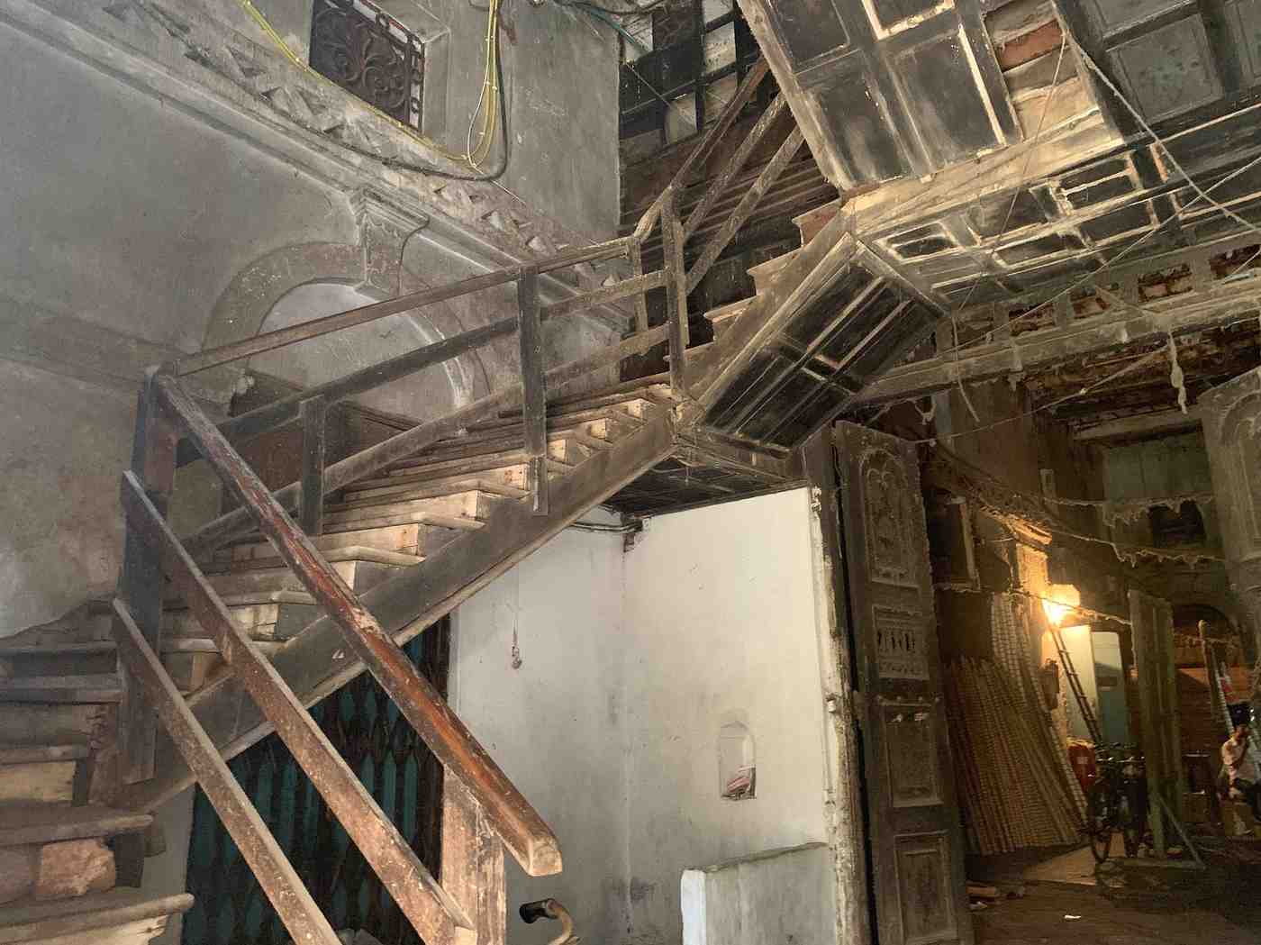 বাবু কালচারের অন্ধকার দিক ও অত্যাচার: দ্বিতীয় এবং সবচেয়ে ভয়ঙ্কর কাহিনিটি জড়িত সেই সময়ের ধনী বাবুদের সঙ্গে। লোকমুখে প্রচলিত, এই বাড়িটি শুধু গুদামঘর ছিল না। বাবুরা এখানে নৃত্যগীতের আসর বসাতেন। ক্ষমতাবলে তাঁরা এখানে নিরীহ যুবতীদের ধরে নিয়ে এসে তাঁদের উপর যৌন অত্যাচার চালাতেন এবং পরে নিজেদের অপরাধ ঢাকতে নির্মম ভাবে তাঁদের হত্যা করতেন!