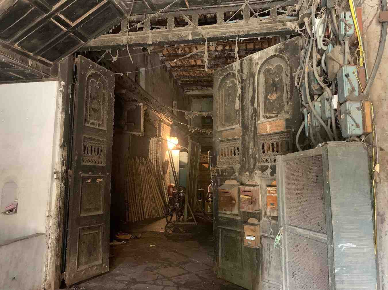 অতৃপ্ত আত্মার কান্না ও প্রতিহিংসা: অনেকের মতে, সেই অত্যাচারিত ও নিহত যুবতীদের অতৃপ্ত আত্মা আজও এই বাড়িতে ঘুরে বেড়ায়! অশরীরী আত্মারা নাকি তাদের মৃত্যুর প্রতিশোধ নিতে চায়। স্থানীয়দের মতে, গভীর রাতে বাড়ির উঁচু তলা থেকে ভেসে আসে মেয়েদের গোঙানির শব্দ, পায়ের আওয়াজ এবং নূপুরের ঝঙ্কার! এই কারণেই বাড়ির উপরের তলাটি সম্পূর্ণ পরিত্যক্ত!