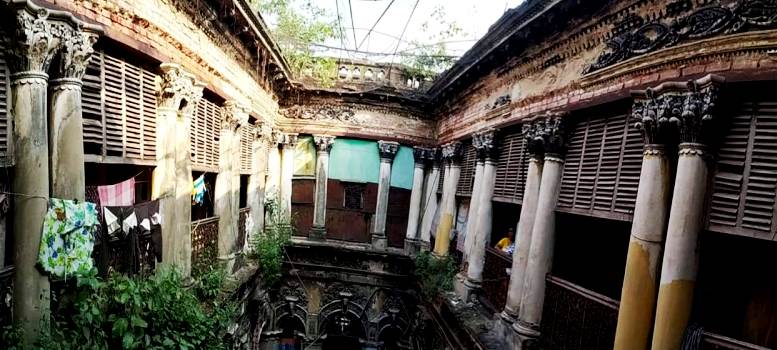 রেললাইনের কম্পন, ভয়ের উৎস: পুতুল বাড়ির গা ঘেঁষে চক্র রেলের লাইন চলে গিয়েছে। যখনই এই পথে কোনও ট্রেন যায়, তখন পুরনো বাড়িটি প্রচণ্ড ভাবে কেঁপে ওঠে। এই কম্পন এবং পুরনো কাঠামোর অদ্ভুত শব্দে ভৌতিক আবহ আরও জমাট বাঁধে। অনেকে মনে করেন, এই কম্পনের সময়ে অশরীরী আত্মাগুলির উপস্থিতি আরও জোরালো হয়।