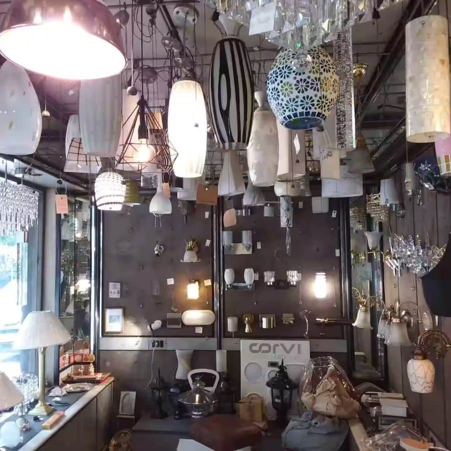 তপসিয়ার ফুটপাতের দোকানগুলোতে আলোর বৈচিত্র্যময় পসরা সাজানো থাকে। এখানে লণ্ঠন, তারাবাতি, এলইডি প্রদীপ, ফেয়ারী লাইট এবং বিভিন্ন আকারের মোমবাতি পাওয়া যায়।