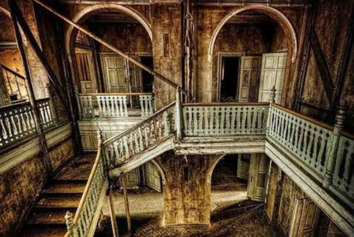 বর্তমান অবস্থা - ভাড়াটেদের জীবনযাপন: আশ্চর্যজনক ভাবে এটি কিন্তু সম্পূর্ণ পরিত্যক্ত বাড়ি নয়। এর নিচতলায় এখনও কয়েকটি পরিবার ভাড়াটে হিসাবে বসবাস করে। দিনের বেলায় এই স্থানে স্বাভাবিক জীবনযাত্রা থাকলেও, কোনও ভাড়াটেই সন্ধ্যার পরে একা উপরের তলায় বা ছাদে যেতে সাহস করেন না। তাঁদের দৈনন্দিন জীবনের পাশেই যেন সমান্তরালে চলে এক অন্য জগৎ!