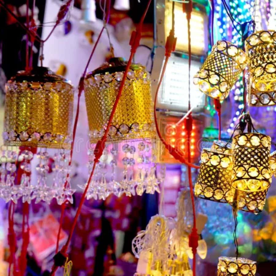 গড়িয়াহাটে তারা, চাঁদ ও বিভিন্ন নকশার আলো বসানো লম্বা ফিতে, শঙ্খ আকৃতির প্রদীপ, উট বা হাতির পিঠে নকশা করা প্রদীপ কিংবা পুঁতি বসানো ভাসমান মোমদানিও নজর কাড়ছে ক্রেতাদের।