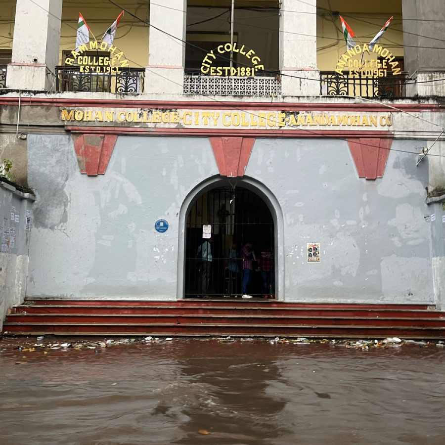 জল জমেছে সিটি কলেজের সামনে।  