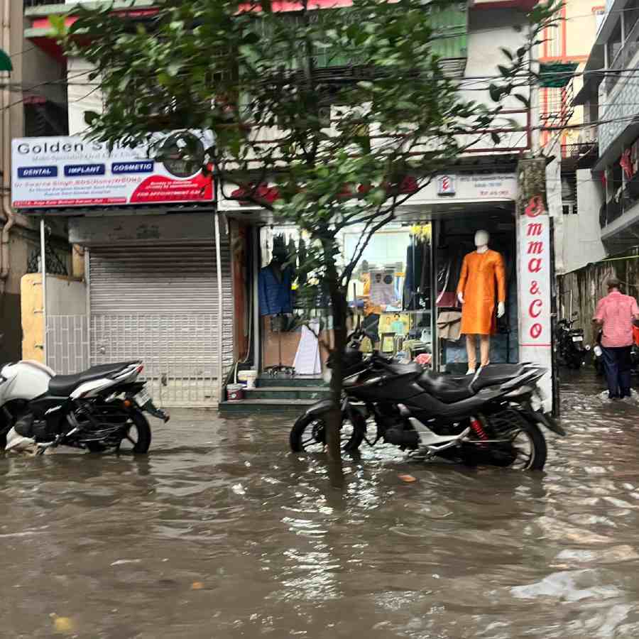 জলে ডুবে গিয়েছে রাজা রামমোহন সরণিও।