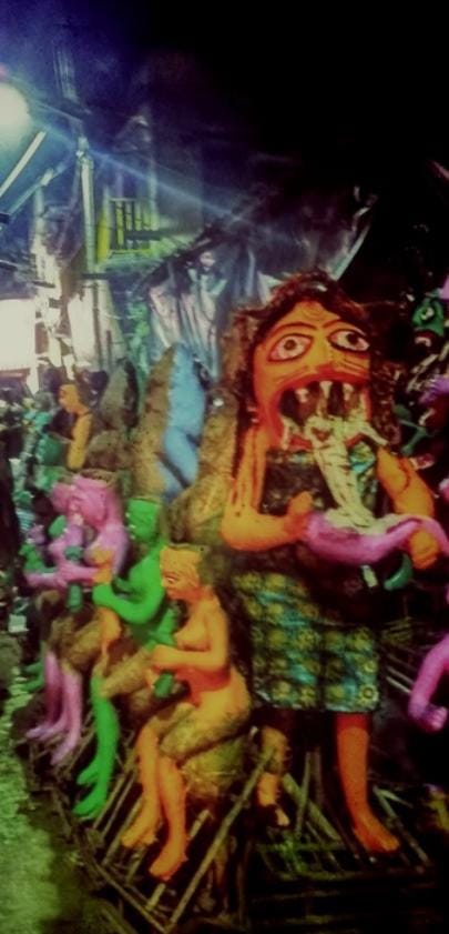  শ্যামাপুজোয় প্রায়শই দেবীর দুই পাশে সহচরী বা আবরণ হিসাবে উপস্থিতি দেখা যায় ডাকিনী-যোগিনীর। সেখানে তাঁরা ভয়াল দর্শন। কিন্তু, দক্ষিণাকালিকার মাতৃকল্পে তাঁরা নেই। তাঁদের ভিত্তি সম্পূর্ণ তাত্ত্বিক, দার্শনিক। কেবলমাত্র বিশেষ কিছু ধ্যানে তাঁদের উল্লেখ রয়েছে। তা হলে, এঁরা কারা?