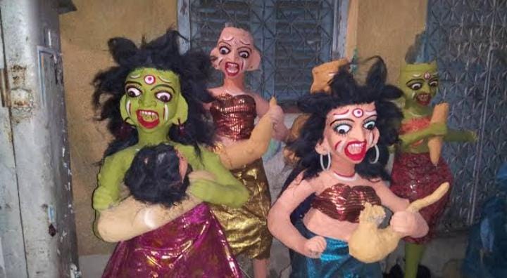 প্রথম ব্যাখ্যা দর্শন তত্ত্বে ডাকিনী-যোগিনী হল মাতৃসহ ত্রিগুণ অর্থাৎ স্বতঃ, রজঃ এবং তমঃ। রজঃ হল সেই গুণ, যা মানুষকে দিয়ে কর্ম করায়, তাকে কাজে প্রবৃত্ত করে। আর তমঃ হল জাগতিক সমস্ত অন্ধকার, অলসতা, ষড়রিপু যা উত্তরোত্তর বৃদ্ধি পায়। আর দেবী হলেন স্বতঃগুণ যিনি এই দুইয়ের মধ্যে সামঞ্জস্য রেখে মানুষকে সুস্থির রাখেন।    অর্থাৎ,  মানুষ যেমন এই দুই গুণের অধীন, এর থেকে বেরোতে পারে না, ঠিক তেমনই মাতৃনাম জপে নিজেকে একাগ্রতার দ্বারা সুস্থির রাখতে হবে। 