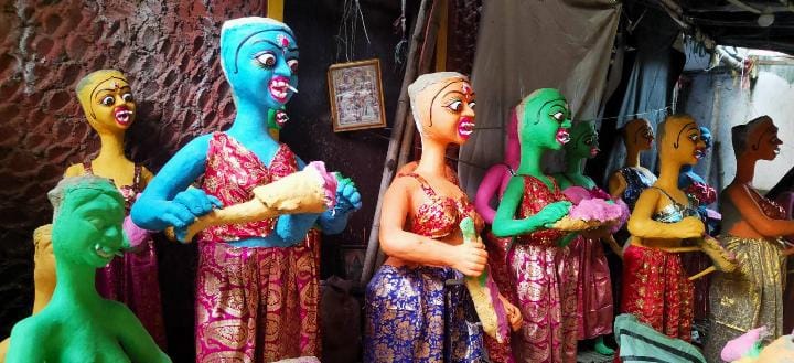 সাধকের সাধক ত্রিকোণে ইরা, পিঙ্গলা এবং সুষুম্না। ডাকিনী ও বর্ণিনী হলেন ইরা ও পিঙ্গলা আর দেবী হলেন খোদ সুষুম্না। এই সুষুম্নাকাণ্ড ধরেই মানুষের বোধ ক্রমশ উত্তরণের পথ আরোহণ করে। ষষ্ঠ চক্র আরোহণ করে মানুষের সাধনায় সিদ্ধি দেয়।