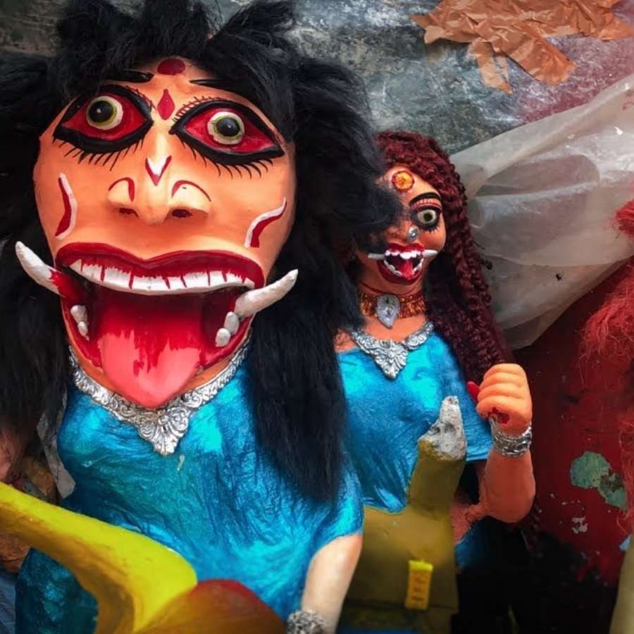  তা হলে এই ভয়াল দর্শন ডাকিনী-বর্ণিনী / ডাকিনী-যোগিনী আদতে নিত্য জীবনের এক চরম দার্শনিক তত্ত্বের সন্ধান দেয়। যে চক্রে মানুষ নিত্য ঘুরে চলেছে। সেই সূক্ষ্ম ভাবটিই স্থূলরূপে মূর্তির পাশে কল্পনা করা হয়েছে।   তথ্যসূত্র ~ কালিকাপুরাণ, কালীকথা- শিবশংকর ভারতী নবকল্লোল দীপান্বিতা অমাবস্যা সংখ্যা(১৪২৯)। জ্যোতিষার্ণব অরিজিত মজুমদার, সপ্তর্ষিনারায়ণ বিশ্বাস। ( এই প্রতিবেদনটি ‘আনন্দ উৎসব’ ফিচারের একটি অংশ)।