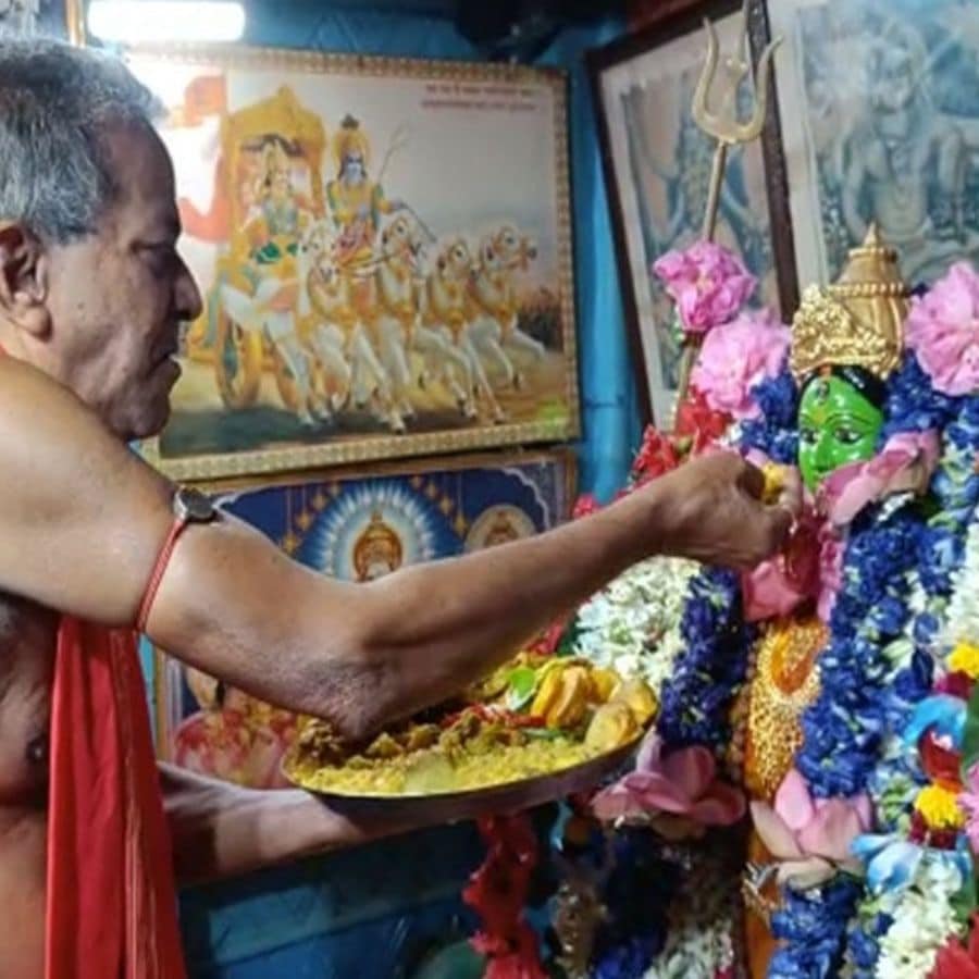 স্বপ্নে দেখা সেই রূপেই তিনি প্রতিষ্ঠা করেন মা সিদ্ধেশ্বরী কালীর মূর্তি— সবুজ গাত্রবর্ণের দেবী।