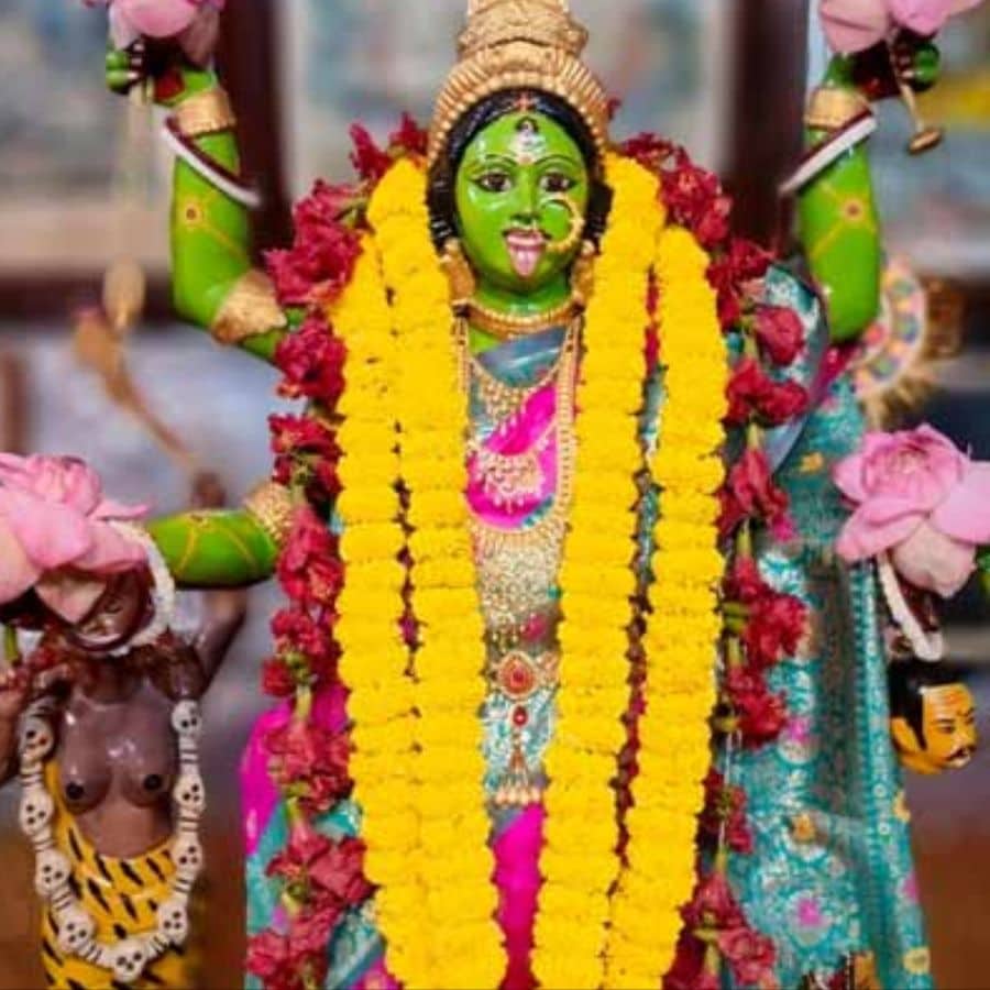 সেই থেকে রটন্তী কালীপুজোর তিথিতে হয় মা সবুজ কালীর আরাধনা। এখানকার কালী বৈষ্ণব রূপিণী— নেই বলির প্রথা, নেই মদের ভোগ।