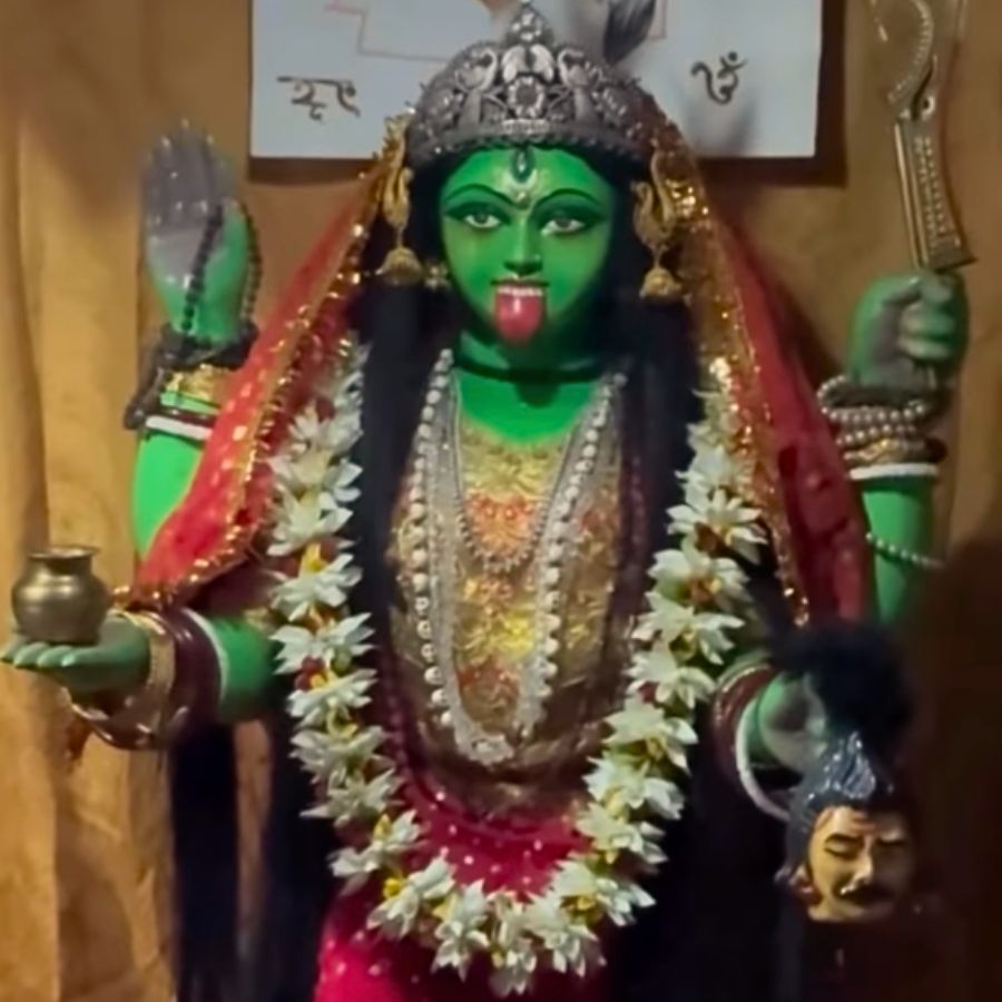 অন্য দিকে, বীরভূমের লাভপুরে ‘সবুজ কালী’ বিরাজ করছেন যোগমায়া আশ্রমের কাছে এক ছোট্ট মন্দিরে। এখানে যে খড়্গটি দেখা যায়, তা কেবল অসুর নিধনের প্রতীক হিসেবেই উপস্থিত।