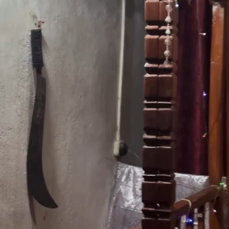 এখানেও নেই পশুবলি— চালকুমড়ো দিয়েই হয় প্রতীকী বলি। দেবীর পাশে স্থাপিত গোপালের মূর্তি মনে করায় প্রথম উপাসক গোপাল সেবককে— যিনি নাস্তিক হয়েও আজ পূজিত দেবীর কৃপায়।