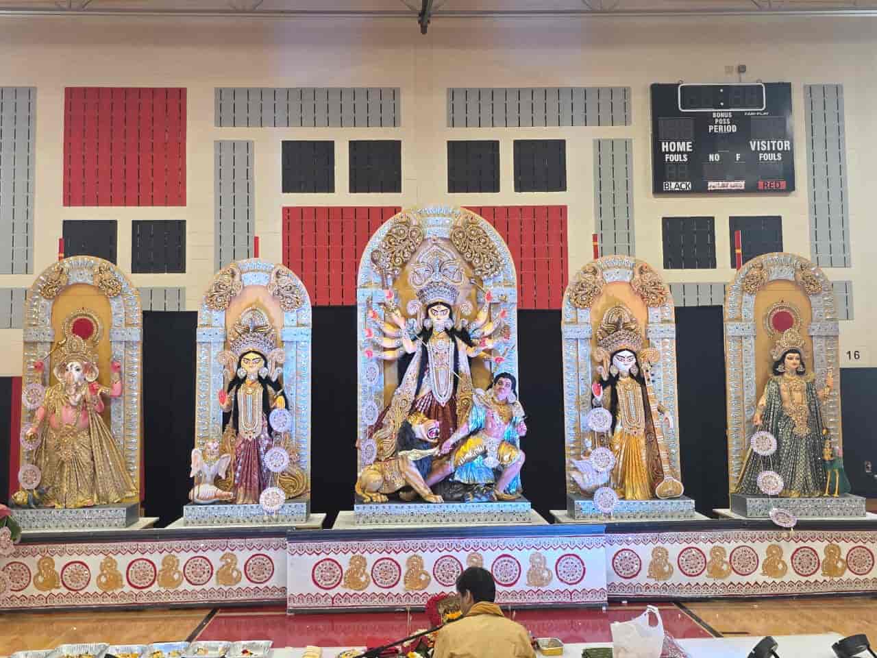 এই ঘরোয়া পুজোয় নিউ জার্সি এবং সংলগ্ন এলাকার ৫০০-রও বেশি মানুষের উপস্থিতি প্রমাণ করে এর জনপ্রিয়তা। 