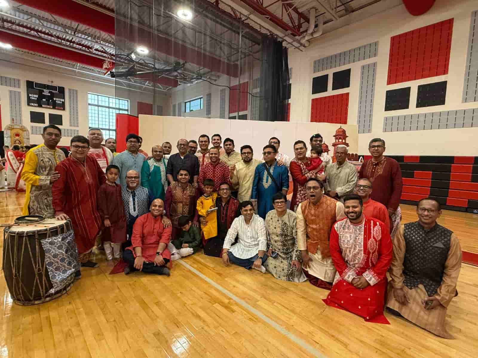 প্রবাসের মাটিতে যাঁরা প্রথম থিমের পুজো শুরু করেছিলেন, সেই 'ত্রিনয়নী'র এই চার বছরের পথ চলা যেন এক রূপকথার গল্প। 