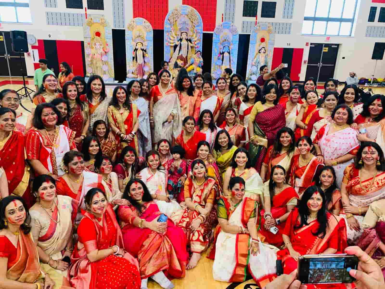 'ত্রিনয়নী'র সদস্যদের মূল উদ্দেশ্যই হল শারদোৎসবের আনন্দ মুখরতায় বাঙালিয়ানাকে ষোলো আনা উদ্‌যাপন করা। কখনও সত্যজিৎ-বিভূতিভূষণের 'পথের পাঁচালী'র যাত্রায়, আবার কখনও শৈশবের ভালবাসার 'কলকাতা'য় ফিরে গিয়েছে এই পুজো। 