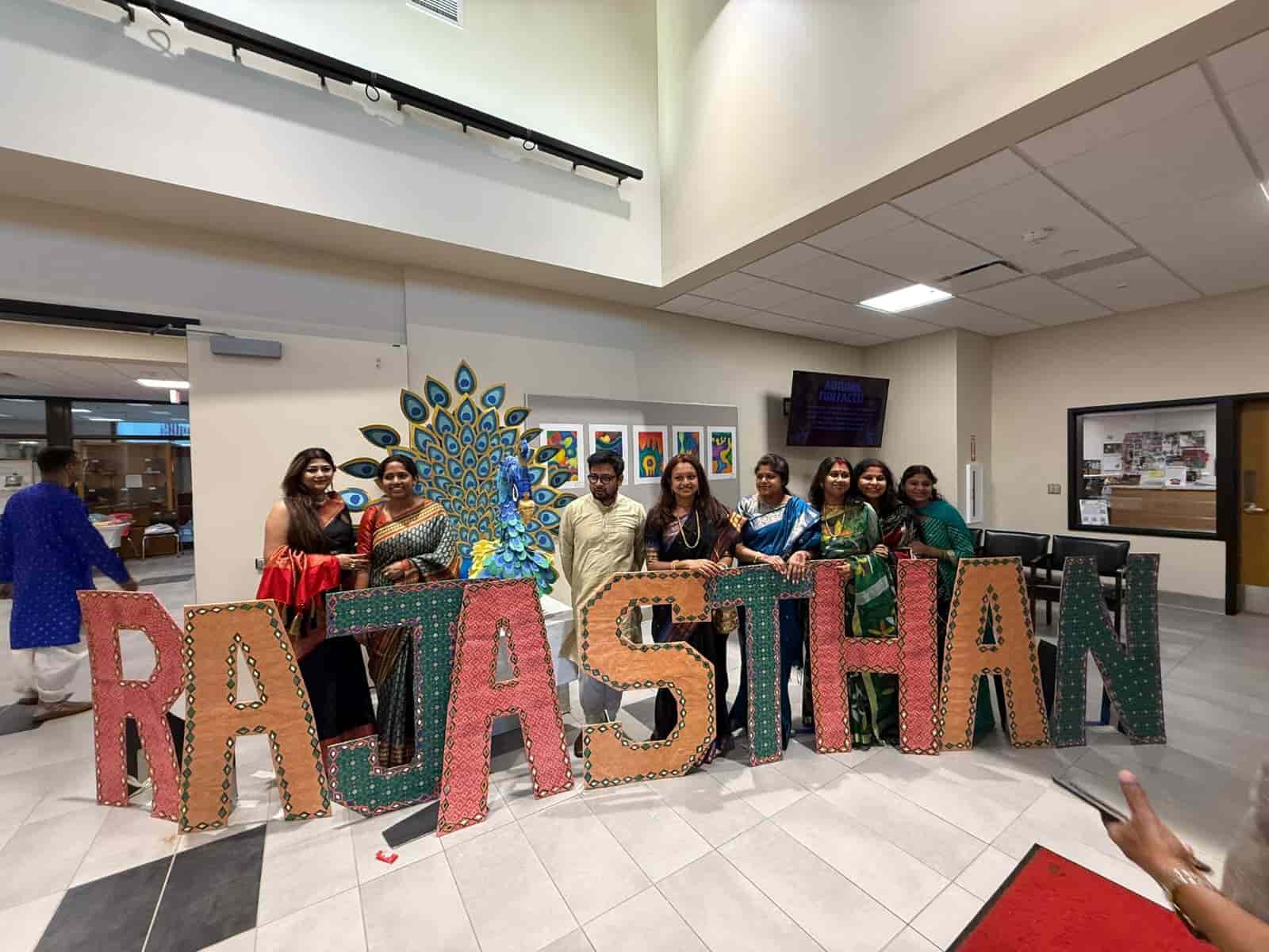 এখানকার সিঁদুরখেলা এখন এক বড় উৎসব। শুধু বাঙালি নয়, ভারতের বিভিন্ন প্রান্ত থেকে আগত মহিলারাও মেতে ওঠেন সেই আচার-আনন্দে।