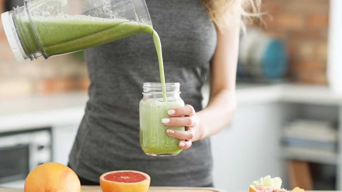 পুজোর ক’দিনেই কারও কারও ক্ষেত্রে আবার লাফিয়ে বাড়ে ওজন। সমস্যা যা-ই হোক, পুজোর পর শরীরকে সুস্থ রাখতে ডিটক্স করা প্রয়োজন। আর তার জন্য লাগবে কিছু ডিটক্স পানীয়। 