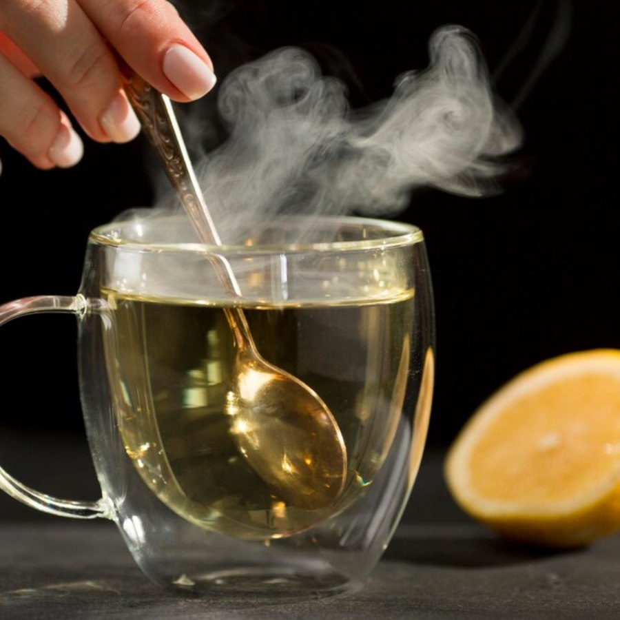 রোজ সকালে হালকা গরম জল লেবুর রস খান। এটি অন্যতম জনপ্রিয় ডিটক্স পানীয়। 