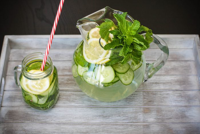 এক কাপ পালং শাক, আধ কাপ ধনে পাতা, একটু পার্সলে পাতা, একটা আমলকি ভাল করে ধুয়ে মিক্সিতে পেস্ট করে নিন। তার পর এই মিশ্রণটি ভাল করে ছেঁকে রস বের করে সেটা একটু নুন এবং পাতিলেবুর রস মিশিয়ে খান। 