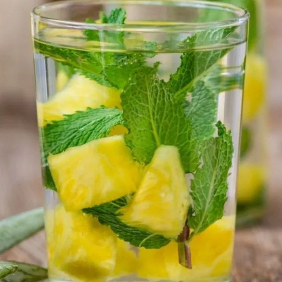 জলের মধ্যে আনারসের টুকরো, কয়েকটি পুদিনা পাতা ভিজিয়ে ঘণ্টা ২-৩ রাখুন। তার পর সেই জল পান করুন। 