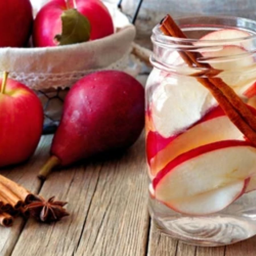 এক বোতল জলে একটা গোটা আপেল কেটে টুকরো করে দিয়ে দিন, সঙ্গে ফেলে দিন ২-৩ টি দারচিনির স্টিক। যোগ করুন কয়েকটি পুদিনা পাতা। এ বার এটি ফ্রিজে অন্তত দেড় দুই ঘণ্টা ফ্রিজে রাখুন। তার পর সেটি পান করুন।  (এই প্রতিবেদনটি ‘আনন্দ উৎসব’ ফিচারের একটি অংশ।)