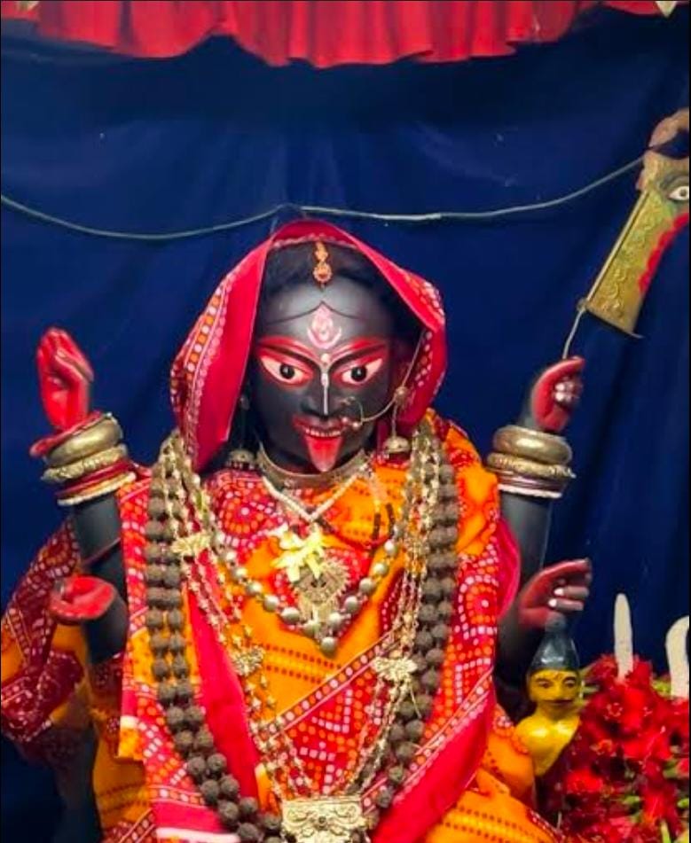 সাধারণত কালী বলতে মুক্তকেশী রূপ চোখের সামনে ফুটে ওঠে। কিন্তু এই মন্দিরে দেবীর মাথায় ঘোমটা দেওয়া থাকে। তাই এমন নাম।