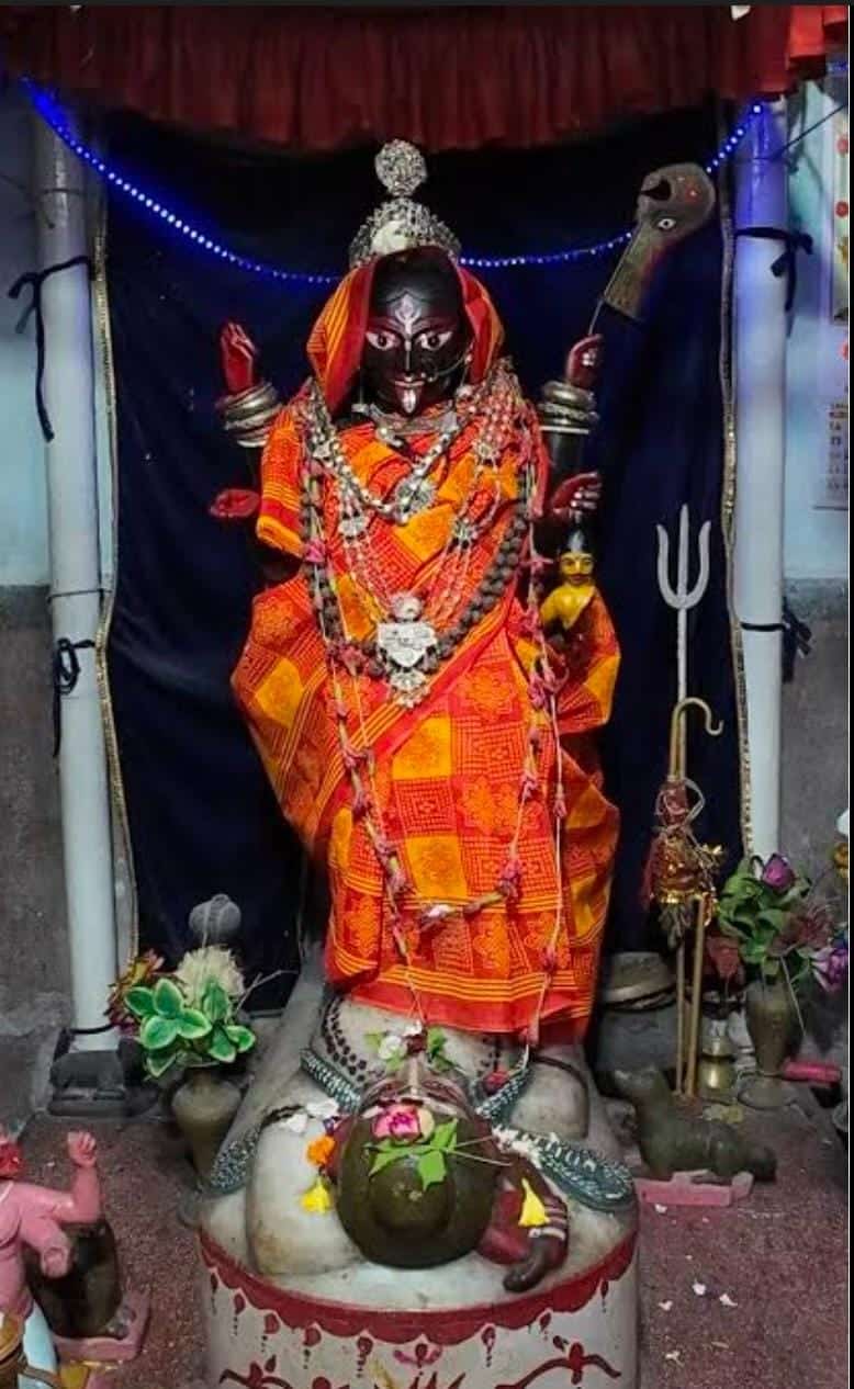 শ্যামবাজারের পাঁচ মাথার মোড় থেকে ভূপেন বোস অ্যাভিনিউ ধরে মহারাজা মণীন্দ্রচন্দ্র কলেজের বিপরীতে পড়ে শ্যামবাজার স্ট্রিট। সেখান থেকে একটু এগোলেই শ্যামপুকুর থানা। আর তার সামনেই রয়েছে বলরাম ঘোষ স্ট্রিট, যেখানে রয়েছে এই ঘোমটা কালী মন্দির। 