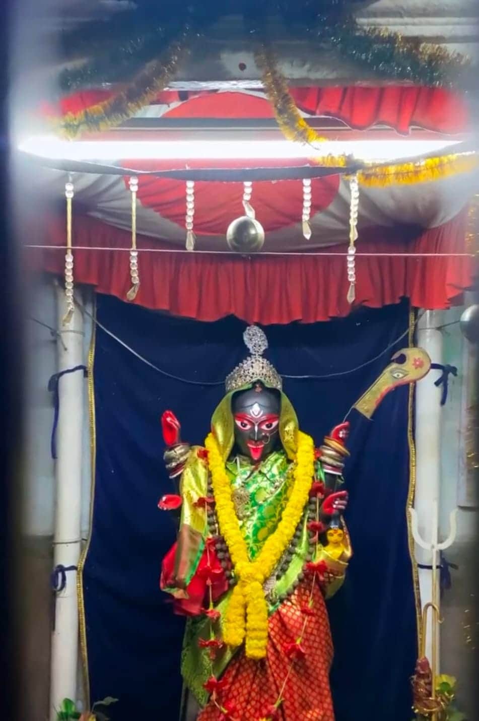 নিত্য পুজো চলে এই মন্দিরে। তবে কার্তিক মাসের অমাবস্যায় কালীপুজোর দিনও ধুমধাম করে পূজিত হন তিনি