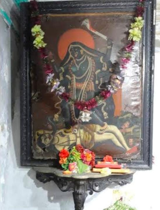 সাধারণ মানুষের কাছে মন্দিরটি যতই ঘোমটা কালী নামে পরিচিত হোক না কেন সাধকদের কাছে এই মন্দিরের অধিষ্ঠিত দেবী দক্ষিণাকালীর আরেক রূপ। 