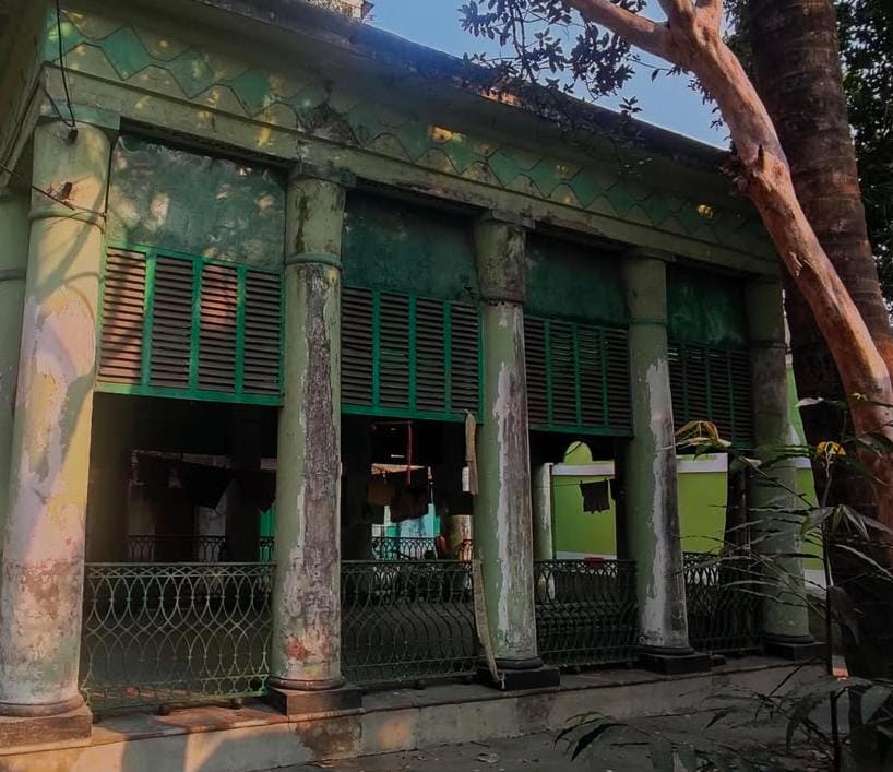 এই মন্দিরে দেবীকে ভোগ হিসেবে দেওয়া হয় নুন ছাড়া লুচি, পাঁচ রকমের ভাজা, বোঁদে, মিষ্টি। 