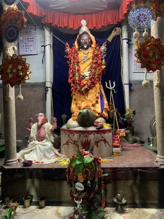 স্থানীয়দের বিশ্বাস বিপদে পরিত্রাতা হয়ে রক্ষা করেন ঘোমটা কালী। (এই প্রতিবেদনটি ‘আনন্দ উৎসব’ ফিচারের একটি অংশ।)