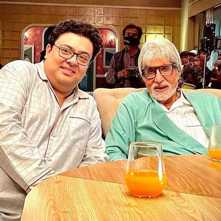 বিজ্ঞাপনী ছবিতে অম্বরীশ ভট্টাচার্য ও অমিতাভ বচ্চন।