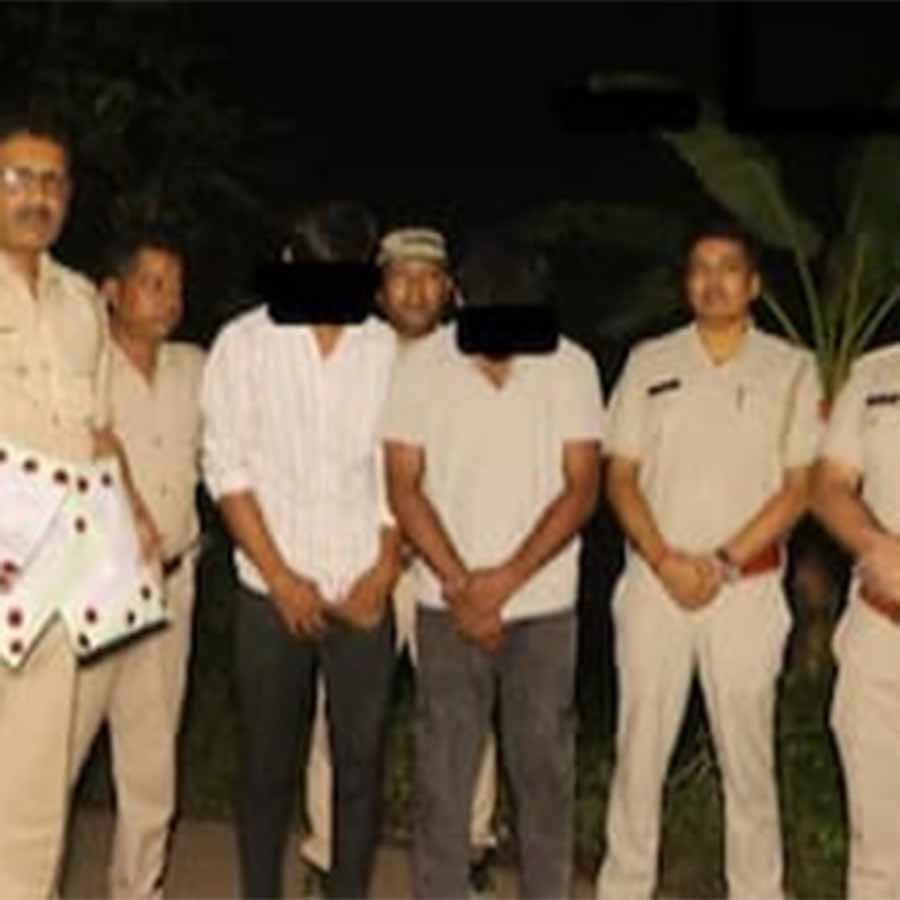 মাদক পাচারের অভিযোগে লালগোলায় গ্রেফতার জেনারুল শেখ এবং সিজারুল শেখ।