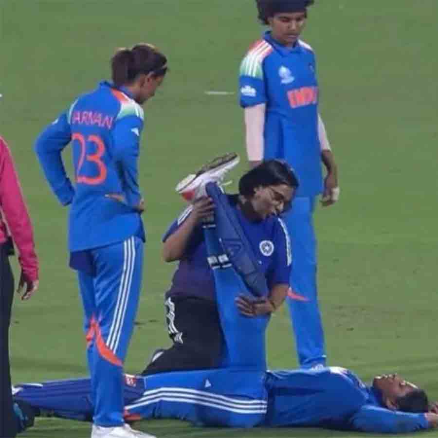 বৃহস্পতিবার দক্ষিণ আফ্রিকার বিরুদ্ধে ম‍্যাচে চোট পাওয়ার পর রিচা ঘোষ।