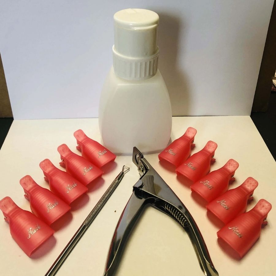 যে পার্লার বা নেল আর্টিস্টের থেকে নেল আর্ট করিয়েছেন সেখান থেকেই খুলে আসা ভাল। তাঁদের কাছে অনেক ধরনের পদ্ধতি থাকে এই নকল নখ খোলার। 