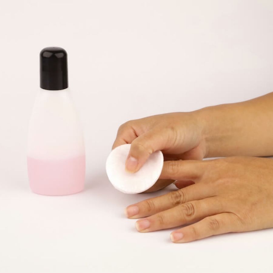 নখ ছোট করে কেটে ফেলুন। একই সঙ্গে নখে কোনও নেল পলিশ লেগে থাকলে সেটা রিমুভার দিয়ে তুলে ফেলুন। এই সময় কোনও নেল পলিশ লাগাবেন না।  