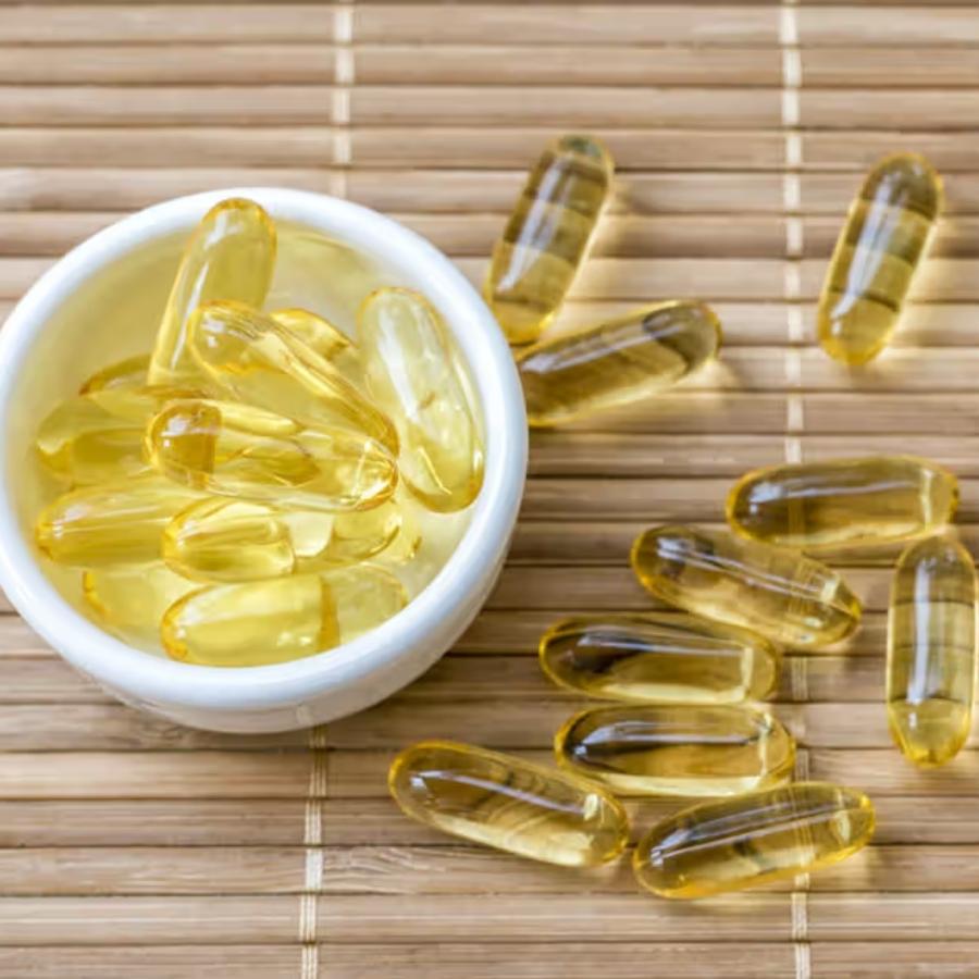 নারকেল তেল এবং ভিটামিন ই মিশিয়ে একটি মাস্ক বানাতে পারেন। এটার জন্য চুলের দৈর্ঘ্য অনুযায়ী তেল নিন, তাতে ভিটামিন ই ক্যাপসুলের নির্যাস বা ভিটামিন ই তেল মিশিয়ে একটা পেস্ট বানান। 