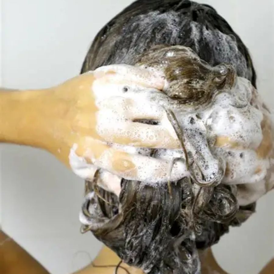 এর পর এই পেস্ট রাতে গোটা চুলে ভাল করে লাগিয়ে ঘুমিয়ে পড়ুন। পর দিন অবশ্যই সকালে শ্যাম্পু করে নেবেন। 