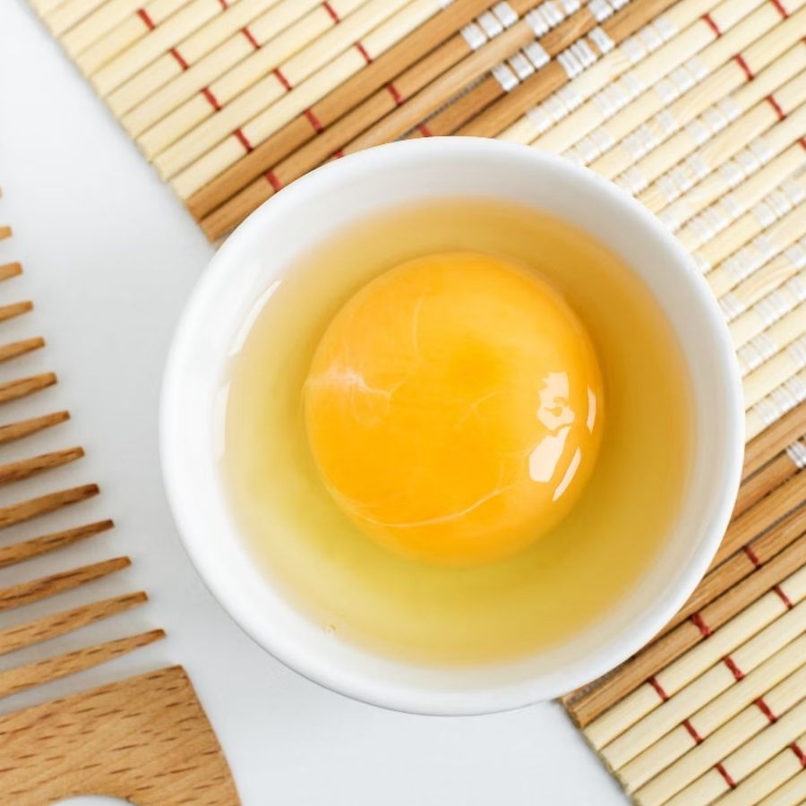 এই প্যাক বানানোর জন্য আমন্ড অয়েল নিন আপনার চুলের দৈর্ঘ্য অনুযায়ী, তাতে একটি ডিম ফেটিয়ে দিয়ে দিন। ভাল করে মিশিয়ে মাথায় লাগিয়ে ঘণ্টাখানেক রাখুন। তার পর ভাল করে শ্যাম্পু করে নিন। 