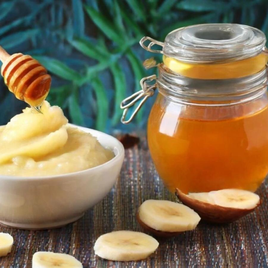 চুলে ভীষণ রকম জট পড়ছে, ফ্রিজি হয়ে গিয়েছে? তা হলে স্লিকি স্মুদ চুল পেতে বানিয়ে ফেলুন কলা এবং মধুর মাস্ক। 