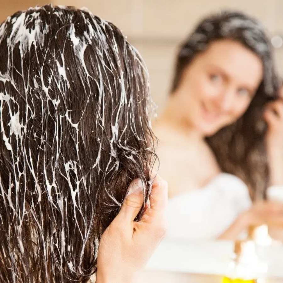 একটা পাকা কলা ভাল করে চটকে তাতে দুই থেকে তিন চামচ মধু মিশিয়ে একটা মিশ্রণ বানিয়ে নিন। তার পর সেটা মাথায় ভাল করে লাগিয়ে আধ ঘণ্টা রাখুন। এর পর শ্যাম্পু করে নিন। 