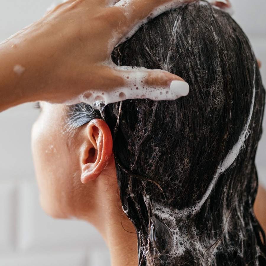 তাই চেষ্টা করবেন সালফেট মুক্ত শ্যাম্পু ব্যবহার করার। 